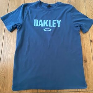 OAKLEY TSHIRT LIKE NEW SIZE MED